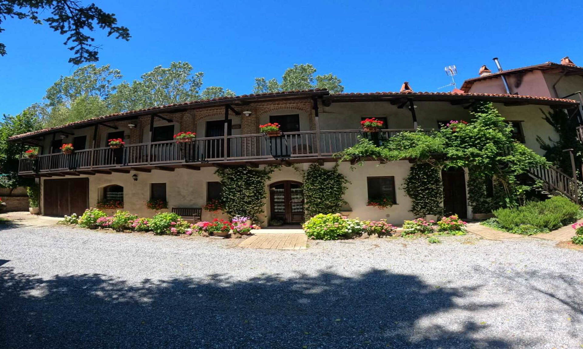 01 Visitlmr Immagini La Tua Vacanza Dove Dormire Dove Dormire Elenco Strutture Langhe Roero Pocapaglia Aff La Collina Dei Passeri 10298 Image Thumb 10298 Thumb1920 Pocapaglia Aff La Collina Dei Passeri 3 58f46d23